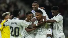 Bek Real Madrid, Eder Militao (tengah) berselebrasi dengan rekan setimnya setelah mencetak gol ke gawang Cadiz pada pertandingan lanjutan La Liga Spanyol di stadion Santiago Bernabeu di Madrid, Jumat (11/11/2022). Real Madrid menang tipis atas Cadiz dengan skor 1-0. (AP Photo/Manu Fernandez)
