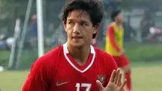 Penyerang Timnas Irfan Bachdim menjalani latihan di Lapangan PSSI, Senayan, Jakarta, (17/7). Indonesia berhadapan dengan Turkmenistan di Pra-Piala Dunia 2014.FOTO ANTARA/Sigid Kurniawan