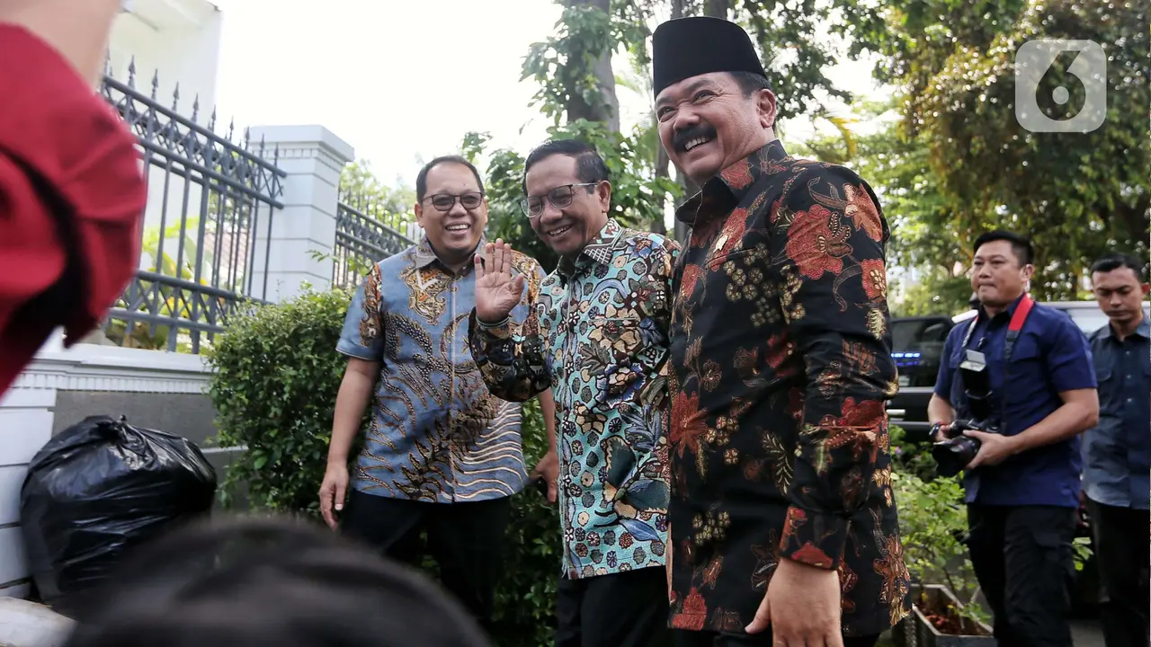 Menko Polhukam Hadi Tjahjanto Sambangi Kediaman Mahfud Md