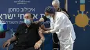 Wali Kota Tel Aviv Ron Huldai menerima vaksin COVID-19 Pfizer-BioNTech ketiga di sebuah rumah sakit di Tel Aviv, Minggu (1/8/2021). Israel pada 29 Juli 2021 mulai memberikan dosis vaksin Covid-19 ketiga untuk warga berusia 60 tahun ke atas untuk mengatasi lonjakan kasus (AP Photo/Sebastian Scheiner)