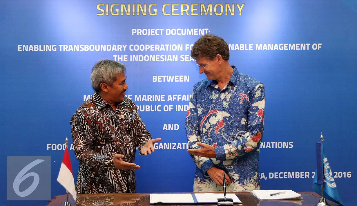 Sekjen KKP, Sjarief Widjaja (kiri) bersama Kepala Perwakilan FAO untuk Indonesia dan Timor Leste, Mark Smulders jelang penandatanganan proyek kerjasama di Jakarta, Rabu (28/12). Proyek ini penerapan pendekatan ekosistem. (Liputan6.com/Helmi Fithriansyah)