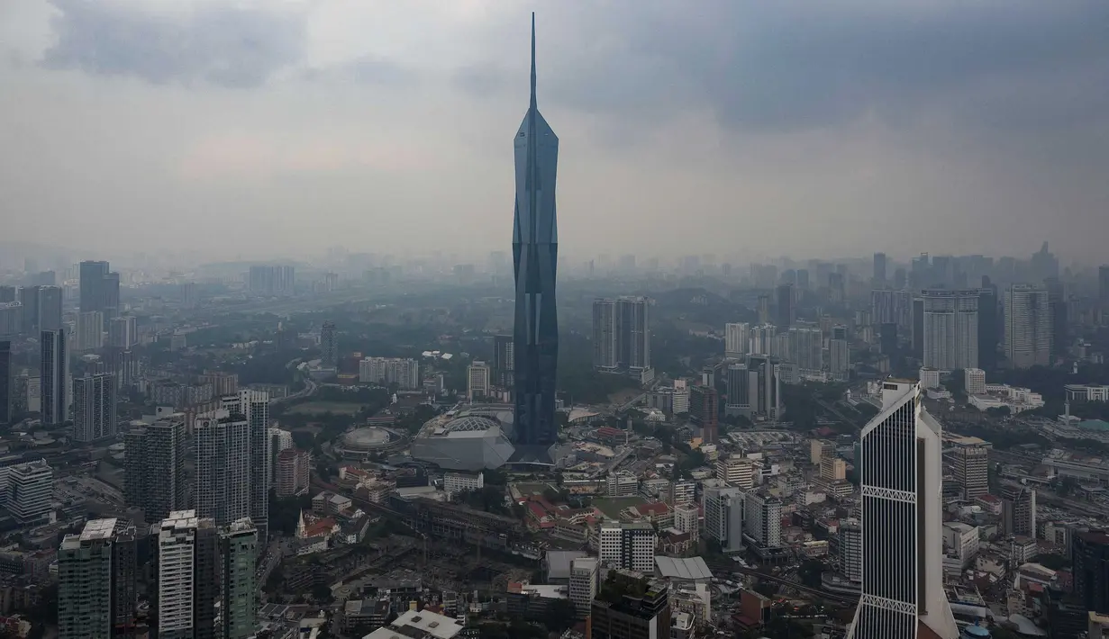 Menara Merdeka (KL118) dan gedung-gedung komersial tampak diselimuti kabut asap di Kuala Lumpur, Selasa, 11 Agustus 2026/ (AFP/ Mohd Rasfan).
