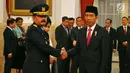 Presiden Joko Widodo (kanan) memberi ucapan selamat kepada KSAU, Marsekal Hadi Tjahjanto di Istana Negara, Jakarta, Rabu (18/1) lalu. Presiden Jokowi mengajukan nama Hadi Tjahjanto sebagai calon Panglima TNI yang baru.  (Liputan6.com/Angga Yuniar)