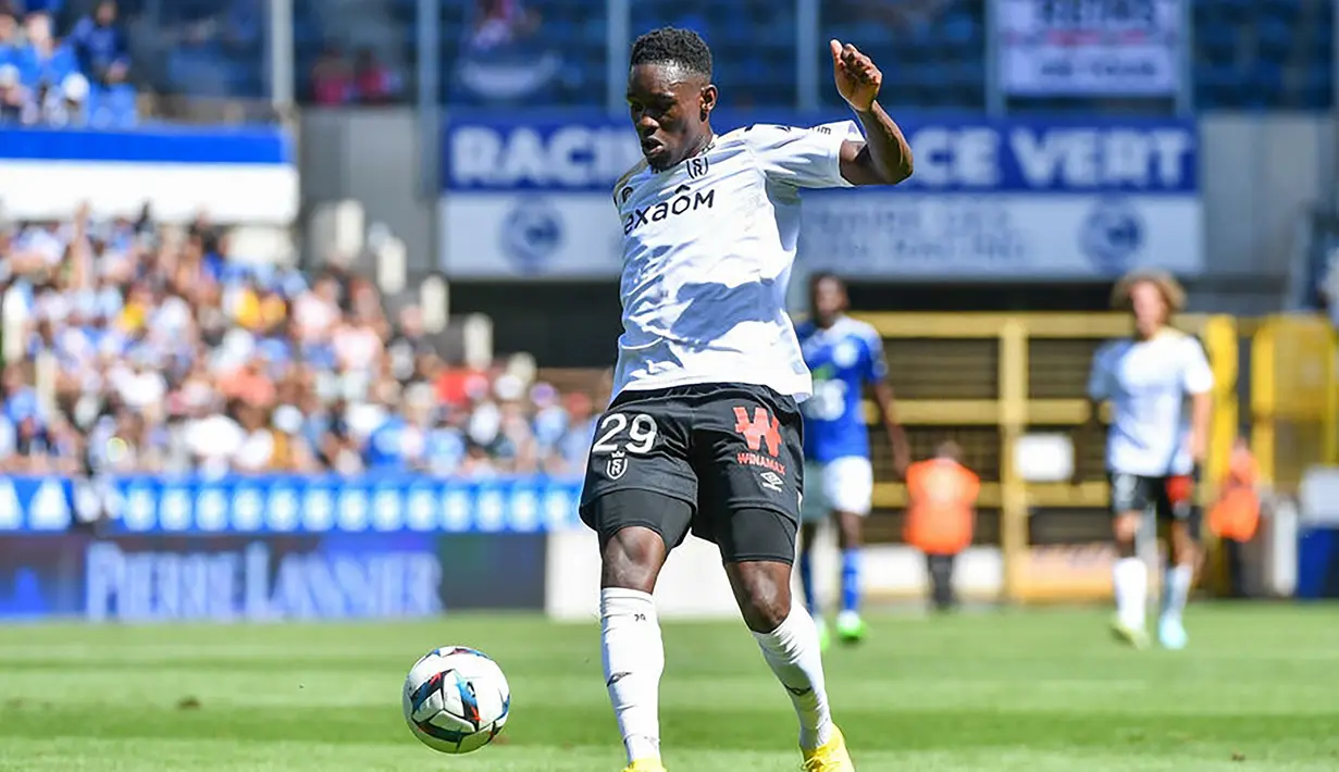 Folarin Balogun. Striker Inggris berusia 21 tahun yang baru musim ini bergabung dengan Stade Reims di Liga Prancis dengan status pinjaman dari Arsenal ini tampil mengejutkan di awal musim 2022/2023. Dari 8 laga yang telah dijalani, ia telah mencetak 5 gol dan sementara menempati posisi ketiga dalam daftar top skor mengungguli pemain-pemain top seperti Lionel Messi dan Alexandre Lacazette. (leparisien.fr)