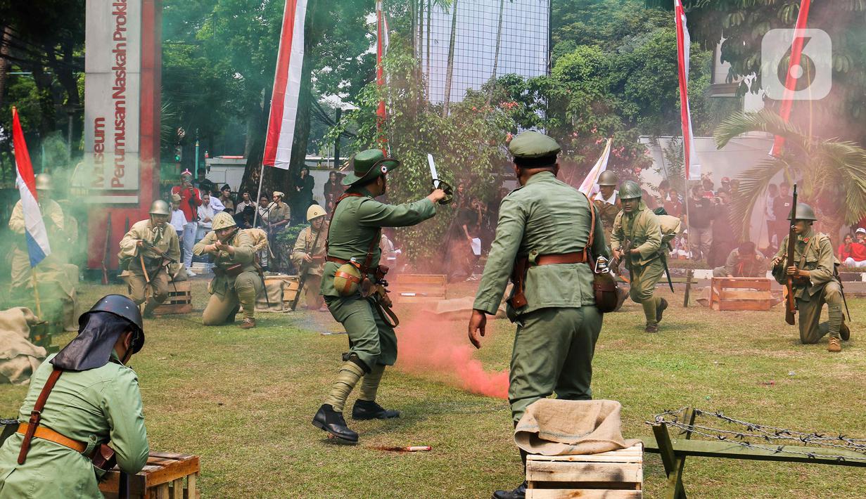 Sosiodrama dalam rangka menyambut HUT ke-78 Kemerdekaan RI yang bertajuk “Romansa Negeri” itu menggambarkan perjalanan bangsa Indonesia untuk meraih kemerdekaan dari penjajah. (Liputan6.com/Herman Zakharia)
