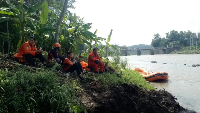 Tim SAR gabungan melakukan operasi pencarian korban banjir bandang sungai Rejasa, Belik, Pemalang. (Foto: Liputan6.com/BPBD Pemalang/Muhamad Ridlo)