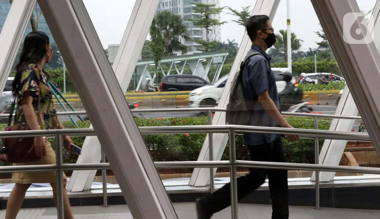 Warga menggunakan masker berjalan keluar stasiun MRT di kawasan Jalan Jenderal Sudirman, Jakarta, Kamis (10/9/2020). Setelah mempertimbangkan sejumlah faktor, di antaranya ketersediaan tempat tidur rumah sakit, PSBB DKI Jakarta kembali diperketat per Senin (14/9). (Liputan6.com/Helmi Fithriansyah)