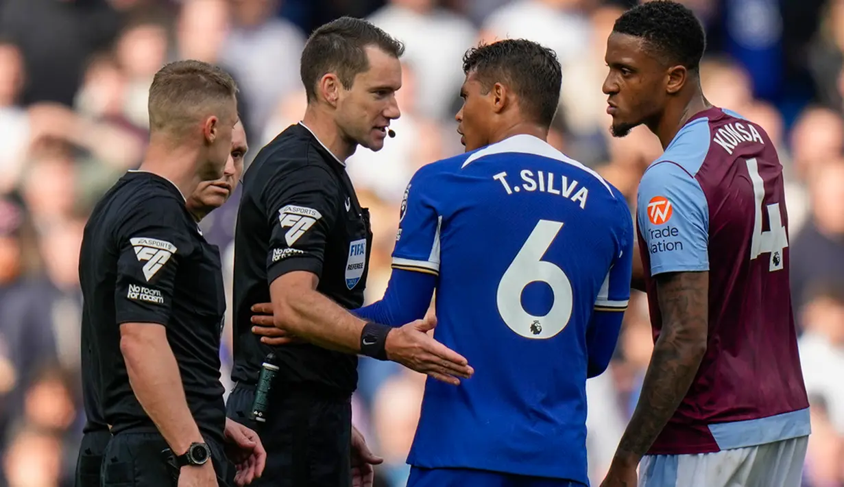 Pada awal babak kedua, bek Malo Gusto kena kartu merah dan membuat Chelsea harus main dengan 10 orang. Ollie Watkins berhasil mencetak gol pada menit ke-73 dan bertahan sampai akhir laga. (AP Photo/Alastair Grant)