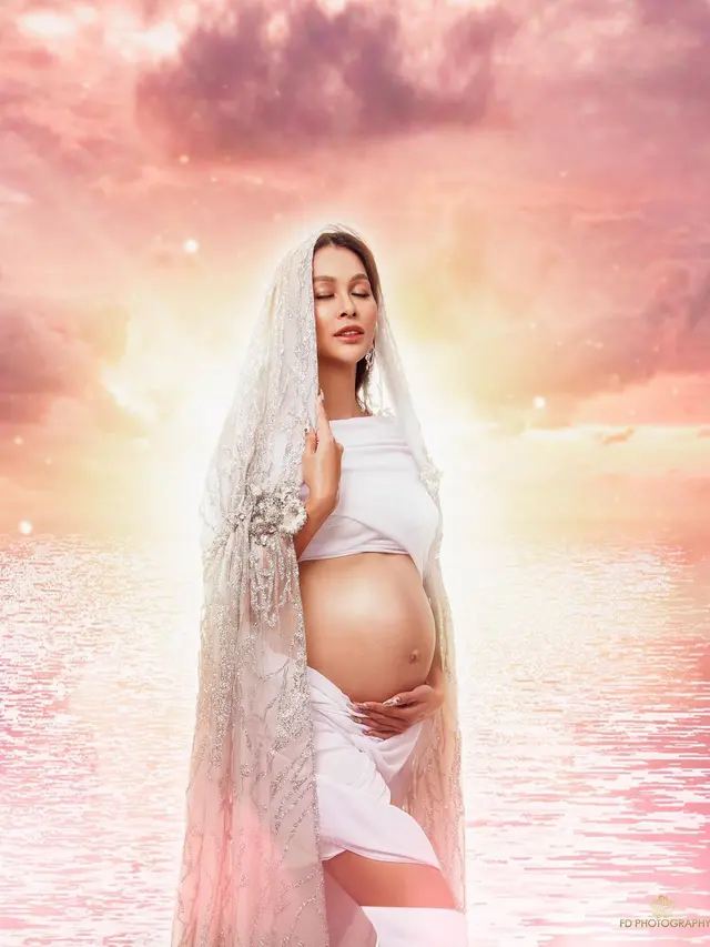 Penampilan Kontras Bunga Jelita Saat Maternity Shoot dalam Balutan Busana Hitam dan Putih, Mana yang Jadi Favoritmu?