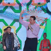 Acara yang disiarkan secara langsung oleh SCTV tadi malam ini juga menghadirkan sesuatu yang spesial. Sebelum mencapai pergantian tahun, Ahok melakukan duet dengan pedangdut Zaskia Gotik menyanyikan ‘Hujan Gerimis’. (Galih W. Satria/Bintang.com)