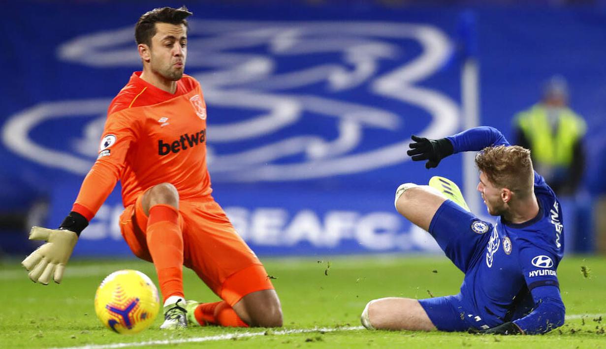 Striker Chelsea, Timo Werner, berebut bola dengan kiper West Ham United, Lukasz Fabianski, pada laga Liga Inggris di Stadion Stamford Bridge, Selasa (22/12/2020). Chelsea menang dengan skor 3-0. (AP/Clive Rose,Pool)