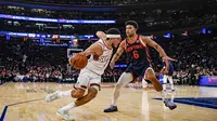 Devin Booker menerobos pertahanan Knicks saat Suns melakoni laga away NBA di New York (AP)