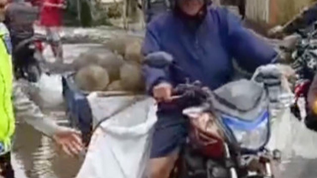 Viral Momen Polisi Bantu Pengendara Motor yang Bawa Durian, Interaksi Keduanya Bikin Ngakak