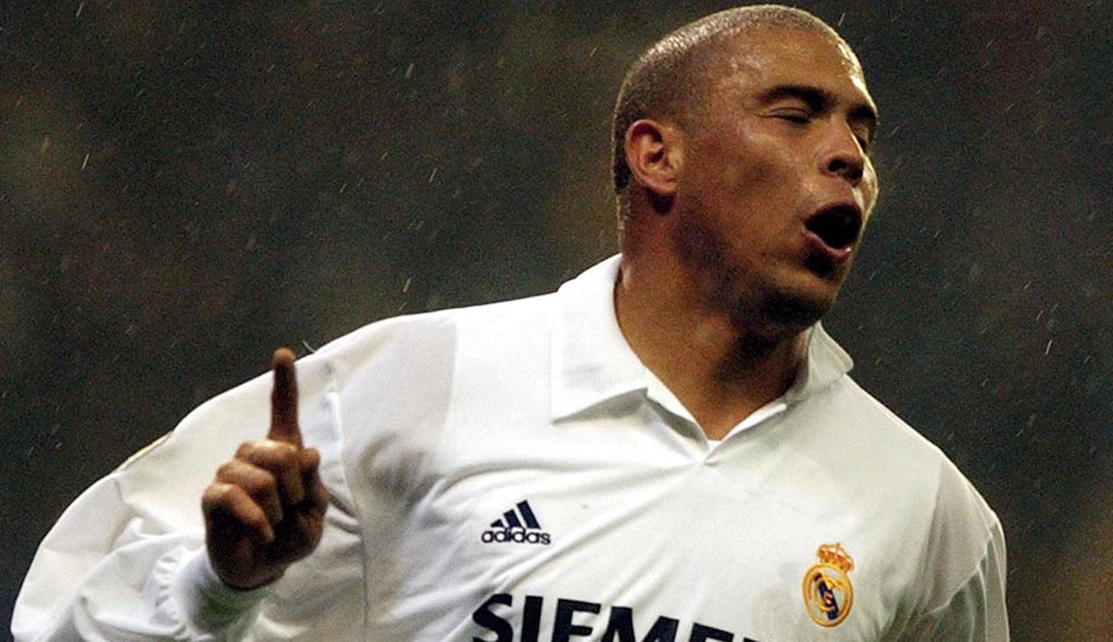 Ronaldo -  Pesepak bola Real Madrid ini menjadi pemain terbaik dunia pada tahun 2002. Keberhasilan itu tak lepas dari sukses striker berjuluk Il Phenomenon itu mengantar Brasil menjadi juara Piala Dunia 2002. (AFP/Pierre-Philippe Marcou)