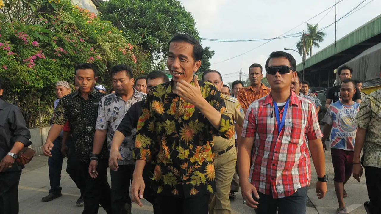Aksi Jokowi Saat Cek Beras di Pasar Cipinang