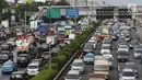 Suasana kemacetan di Jalan Gatot Soebroto dan tol dalam kota, Jakarta, Jumat (16/11). Menteri PPN/Kepala Bappenas Bambang Brodjonegoro menyatakan kemacetan di Jakarta mengakibatkan kerugian sekitar Rp 67,5 triliun. (Liputan6.com/Immanuel Antonius)