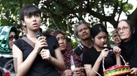 Putri sulung Yana Zein, Aurellia memberikan pernyataan di hadapan para pelayat itunya di TPM Bulak Lebar, Cinere, Depok, Jawa Barat, Jumat (2/6/2017). (Herman Zakharia/Liputan6.com)
