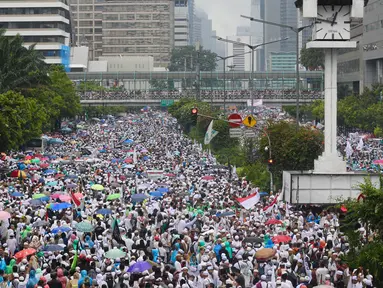 Massa aksi damai 2 Desember membubarkan diri setelah melaksanakan Salat Jumat berjamaah di kawasan MH Thamrin, Jakarta, Jumat (2/12). Setelah salat Jumat mereka berjalan kaki sambil berorasi‎ menuju ke arah Bundaran HI. (Liputan6.com/Fery Pradolo)