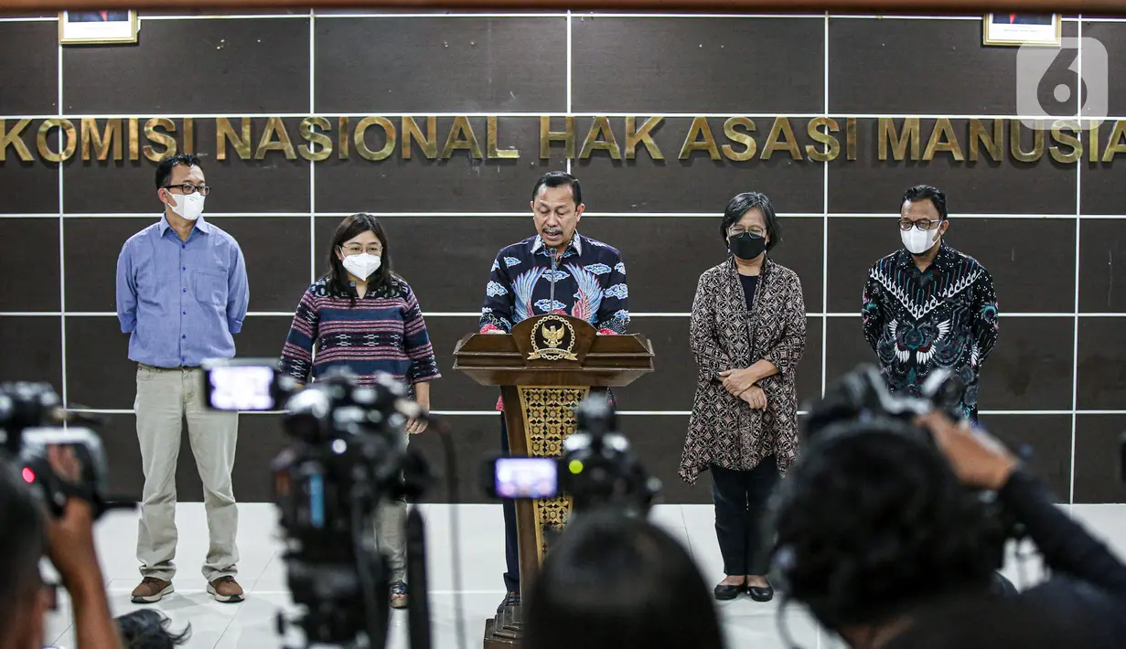 Ketua Komnas HAM Ahmad Taufan Damanik menyampaikan keterangan perkembangan pemantauan dan penyelidikan atas peristiwa baku tembak yang terjadi di rumah dinas mantan Kadiv Propram Polri di Kantor Komnas HAM, Jakarta, Senin (8/8/2022). Komnas Perempuan bakal membantu kerja Komnas HAM. (Liputan6.com/Faizal Fanani)