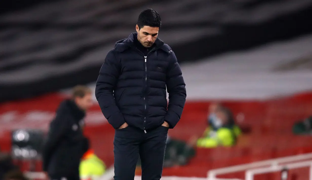 Pelatih Arsenal, Mikel Arteta tampak kecewa dalam laga lanjutan Liga Inggris 2020/21 pekan ke-9 melawan Wolverhampton Wanderers di Emirates Stadium, London, Minggu (29/11/2020) waktu setempat. Arsenal tumbang 1-2 dari Wolverhampton. (AFP/Julian Finney/Pool)