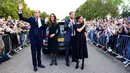 <p>(kiri ke kanan) Pangeran William dan istrinya Kate Middleton bersama sang adik Harry dan istrinya Meghan Markle melambaikan tangan kepada masyarakat di Kastil Windsor, Windsor, Inggris, 10 September 2022. Kebersamaan mereka mencuri perhatian usai rumor ketidakharmonisan. (Chris Jackson/Pool Photo via AP)</p>