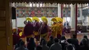 u Buddha Tibet di pengasingan dengan topi upacara kuning berpartisipasi dalam sesi doa pagi untuk menyambut Tahun Kelinci Air di Dharamshala, India, Selasa (21/2/2023). Tahun Kelinci Air berakhir pada 9 Februari 2024 dan tahun Naga Kayu dimulai keesokan harinya pada 10 Februari 2024. (AP Photo/Ashwini Bhatia)