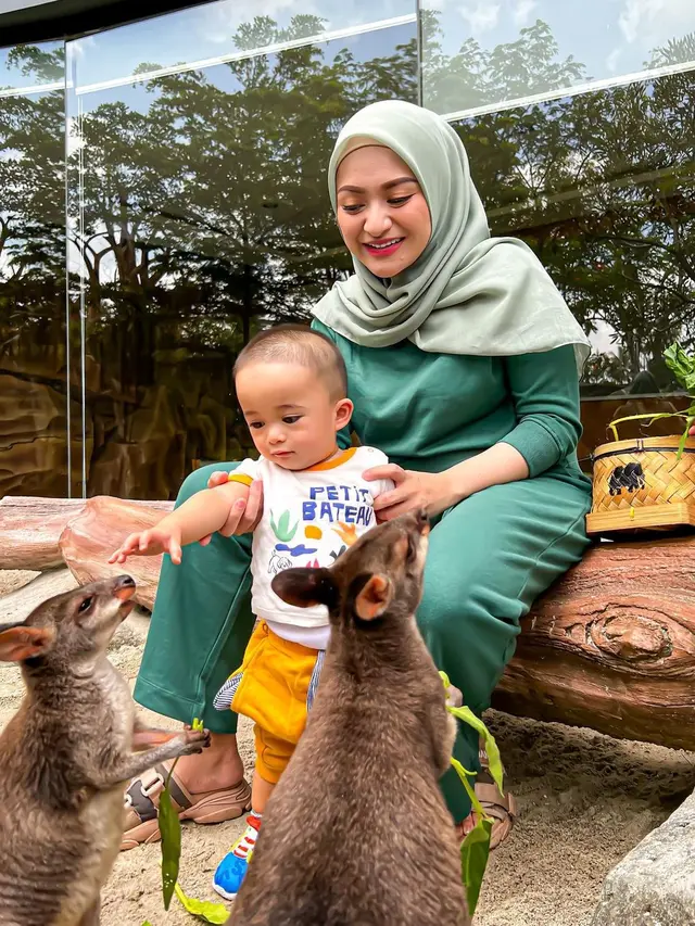 Seru main Bareng Binatang, Ini 7 Potret Nathalie Holscher dan Baby Adzam saat Liburan