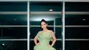 Penampilan apik bak princess, Lyodra Ginting mengenakan dress tanpa lengan berwarna hijau. Dress beraksen tingkat ini sukses membuat penampilan Lyodra semakin terlihat luar biasa. [Foto: Instagram/lyodraofficial]