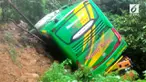 Akibat longsor jalur kendaraan dari Padang menuju Solok masih terputus. Material longsor setinggi 2 meter masih menutupi badan jalan.