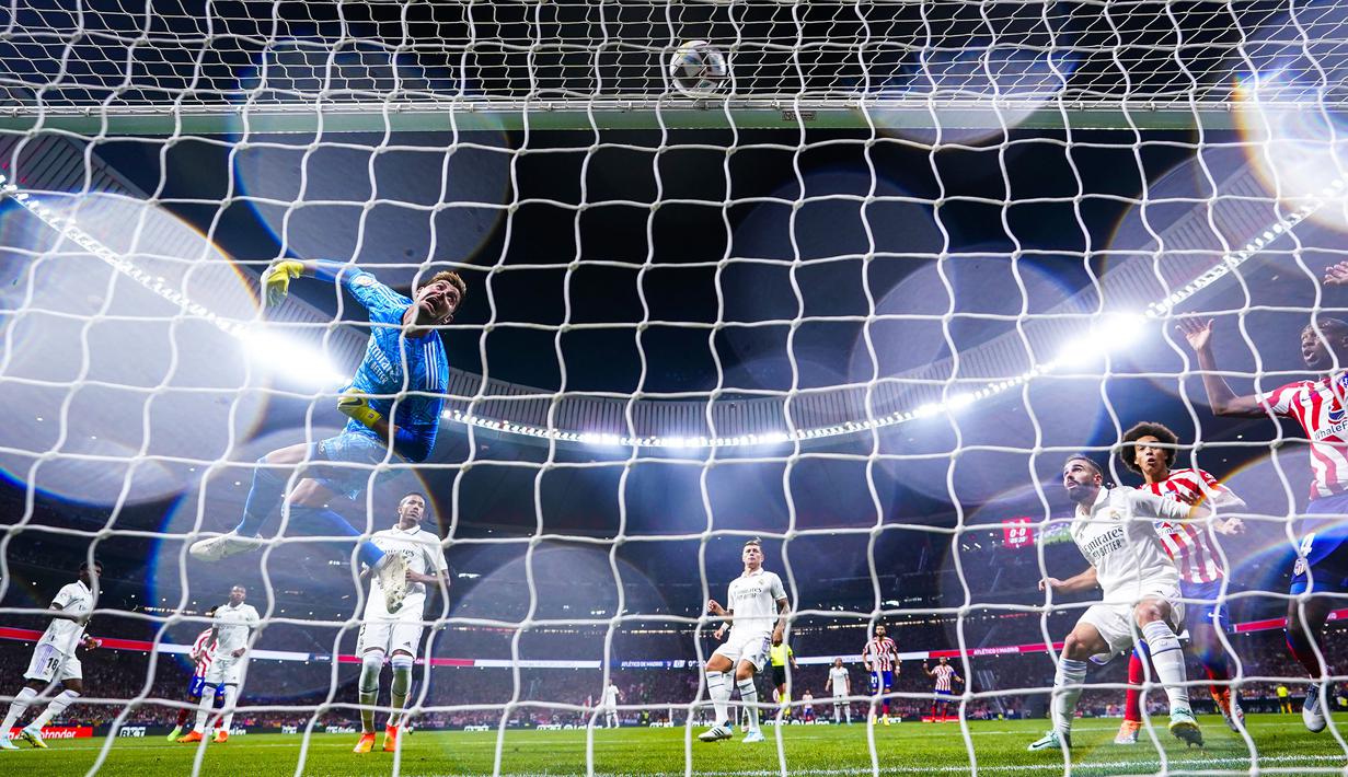 Penjaga gawang Real Madrid, Thibaut Courtois beberapa kali harus pontang-panting menjaga gawangnya agar tidak kebobolan. (AP/Manu Fernandez)