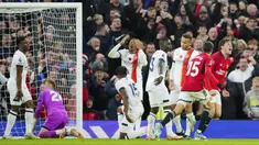Pemain Manchester United, Victor Lindelof, melakukan selebrasi setelah mencetak gol ke gawang Luton Town pada pekan ke-12 Premier League 2023/2024 di Stadion Old Trafford, Sabtu, (11/11/2023). MU menang tipis dengan skor 1-0. (AP Photo/Jon Super)