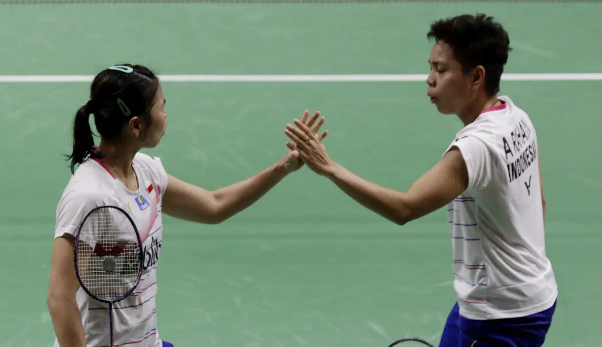 Ganda Putri Indonesia, Greysia Polii/Apriyani Rahayu, saat melawan wakil China, Liu Xuan Xuan/Xia Yu Ting, pada laga Indonesia Masters di Istora, Jakarta, Rabu (15/1/2020). Greysia/Apriyani menang 22-24, 21-17, dan 21-15. (Bola.com/M Iqbal Ichsan)