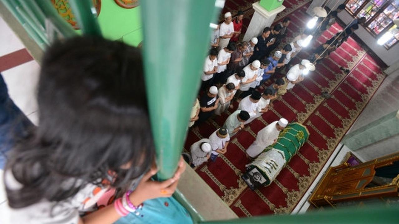 Jenazah Pak Raden disalatkan