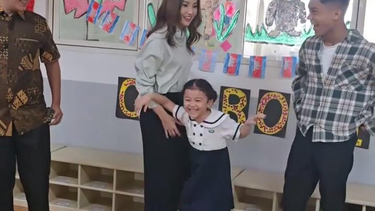 Sarwendah dan Ruben Onsu Terlihat Bersama di Kelulusan TK Anak, Foto Bareng Juga