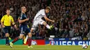 Penyerang Jerman, Thomas Muller saat menendang bola ke gawang Skotlandia pada kualifikasi EURO 2016  di Hampden Park, Glasgow, Skotlandia, Senin (7/9/2015). Jerman menang atas Skotlandia dengan skor 3-2. (Reuters/Russell Cheyne)