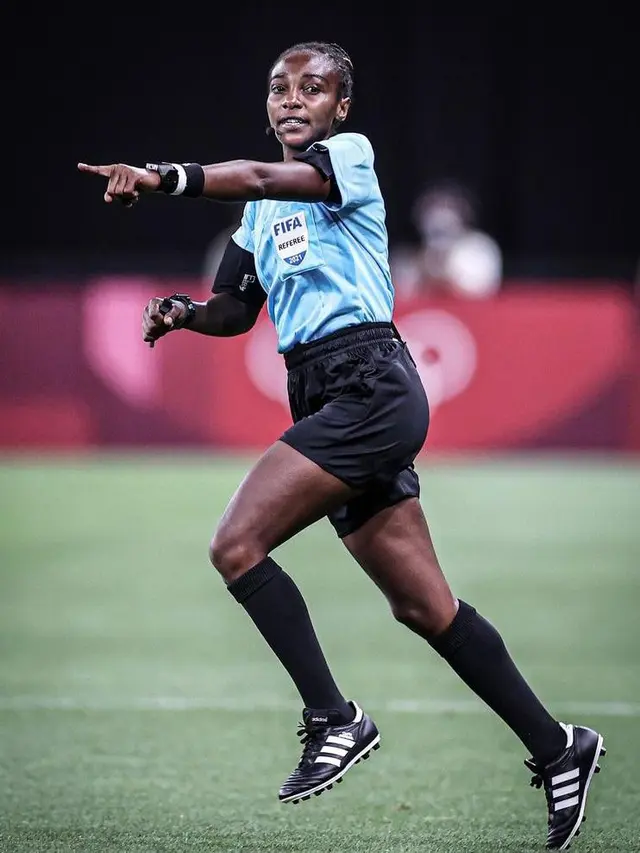 Sosok Salima Mukansanga, Wasit Perempuan Pertama yang Pimpin Laga Piala Afrika
