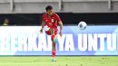 Pemain Timnas Indonesia, Beckham Putra mengumpan bola dalam laga FIFA Matchday melawan Chinese Taipei di Stadion Gelora Bung Tomo (GBT), Surabaya, Jumat (05/09/2025). (Bola.com/Abdul Aziz)
