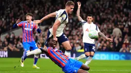 Namun, keunggulan tersebut tak berlangsung lama setelah Micky van de Ven melakukan pelanggaran terhadap Ismaila Sarr di dalam kotak penalti. Skor berubah menjadi 1-1 usai Sarr menjebol gawang Tottenham Hotspur dari titik putih. (AP Photo/John Walton)