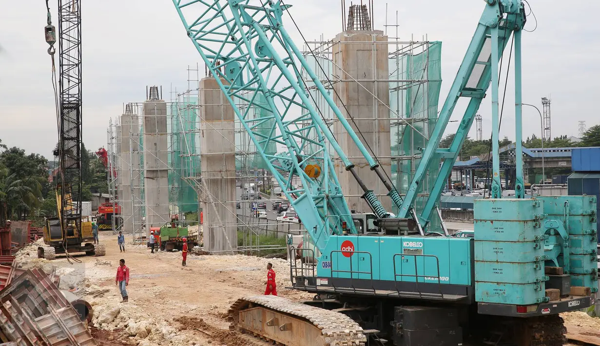 Pekerja menyelesaikan pembangunan tiang penyangga jalur transportasi LRT Cibubur-Cawang di Jakarta, Selasa (29/11). Proyek tersebut ditargetkan selesai pada tahun 2019, dengan progres Cawang-Bekasi 4,8 persen. (Liputan6.com/Immanuel Antonius)