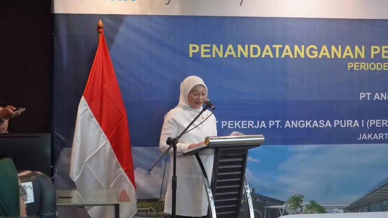 Menteri Ketenagakerjaan Ida Fauziah hadir dalam penandatanganan Perjanjian Kerja Bersama (PKB) ke-8 periofe 2023-2025 antara PT Angkasa Pura I dengan serikat pekerja dan asosiasi pekerja. (Dok Kemnaker)