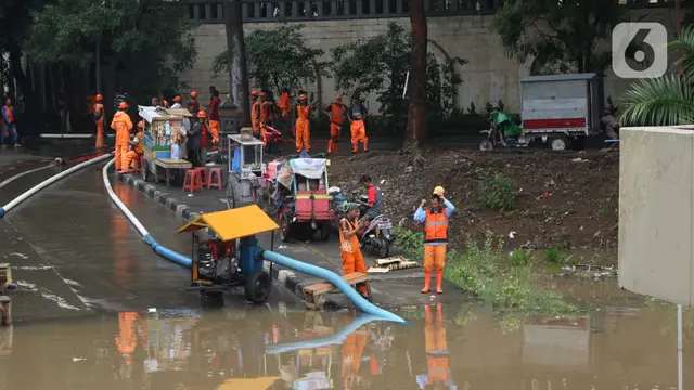 Gunakan Pompa, Petugas Gabungan Sedot Banjir di Underpass Kemayoran