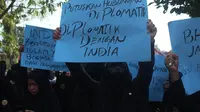 Ratusan peserta aksi menuntut lembaga perwakilan India itu dikeluarkan dari Medan dan memutuskan hubungan diplomatik
