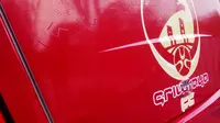 Stiker berlogo Sriwijaya FC di bagian belakang bus tampak jelas menutupi logo Asian Games 2018 (Liputan6.com / Nefri Inge)