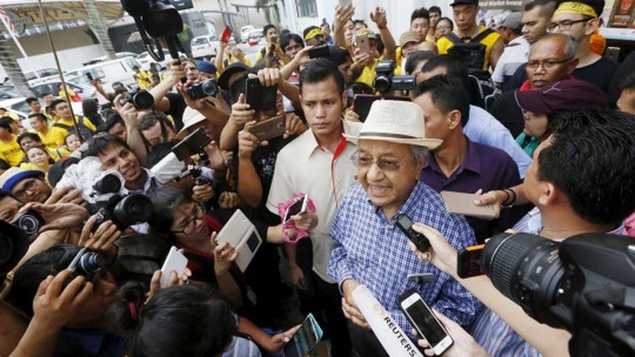 Bertopi koboi, Mahathir Mohamad ikut demo Najib Razak