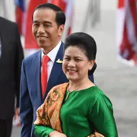 Presiden RI, Joko Widodo didamping Ibu Negara Iriana Widodo tersenyum saat tiba menghadiri KTT G20 di aula Elbphilharmonie di Hamburg, Jerman, (7/7). Sejumlah pemimpin negara berkumpul dalam KTT G20 pada 7-8 Juli 2017. (AFP Photo/Patrik Stollarz)