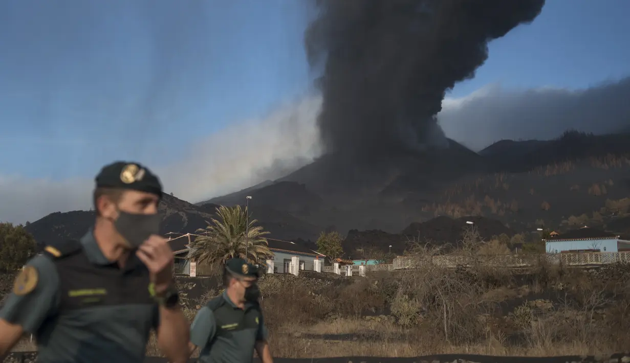 Gunung berapi Cumbre Vieja, dilihat dari Las Manchas, memuntahkan lava, abu dan asap, di Pulau Canary La Palma (4/10/2021). Aliran baru lava yang sangat cair muncul dari gunung berapi yang meletus di pulau Canary Spanyol pada 1 Oktober, kata pihak berwenang. (AFP/Jorge Guerrero)
