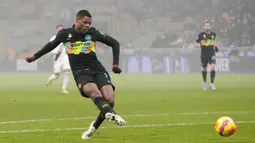 Gol tunggal kemenangan Inter Milan baru tercipta pada menit ke-30. Denzel Dumfries sukses melesatkan bola ke gawang Tornino usai mendapatkan umpan silang dari Edin Dzeko yang melakukan aksi individunya di dalam kotak penalti. (AP/Luca Bruno)