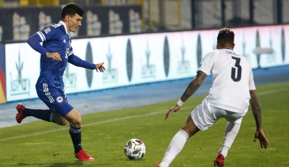 Pemain Bosnia-Herzegovina,  Josip Corluka berusaha melewati bek Italia, Emerson pada pertandingan UEFA Nations League di Grbavica Stadium, Sarajevo Bosnia, Rabu (18/11/2020). Italia menang 2-0 atas Bosnia-Herzegovina. (AP Photo / Kemal Softic)