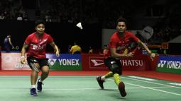 Ganda campuran Indonesia, Tontowi Ahmad/Apriyani Rahayu, saat menghadapi ganda Inggris Chris Adcock/Gabrielle Adcock pada laga Indonesia Masters 2020 di Istora, Jakarta, Kamis (16/1). Tontowi/Apriyani kalah 9-21, 12-21. (Bola.com/Yoppy Renato)