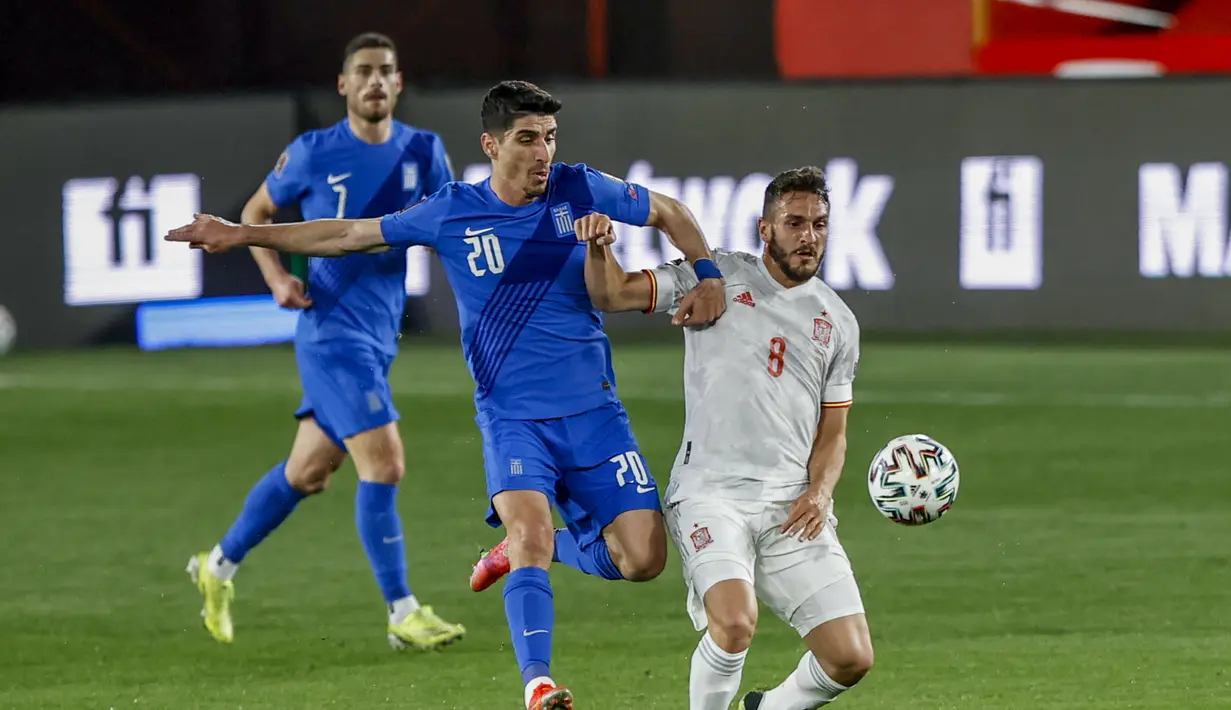 Gelandang Yunani, Petros Mantalos (kiri) berebut bola dengan gelandang Spanyol, Koke dalam laga Kualifikasi Piala Dunia 2022 Zona Eropa Grup B di Los Carmenes Stadium, Granada, Kamis (25/3/2021). Yunani bermain imbang 1-1 dengan Spanyol. (AP/Fermin Rodriguez)